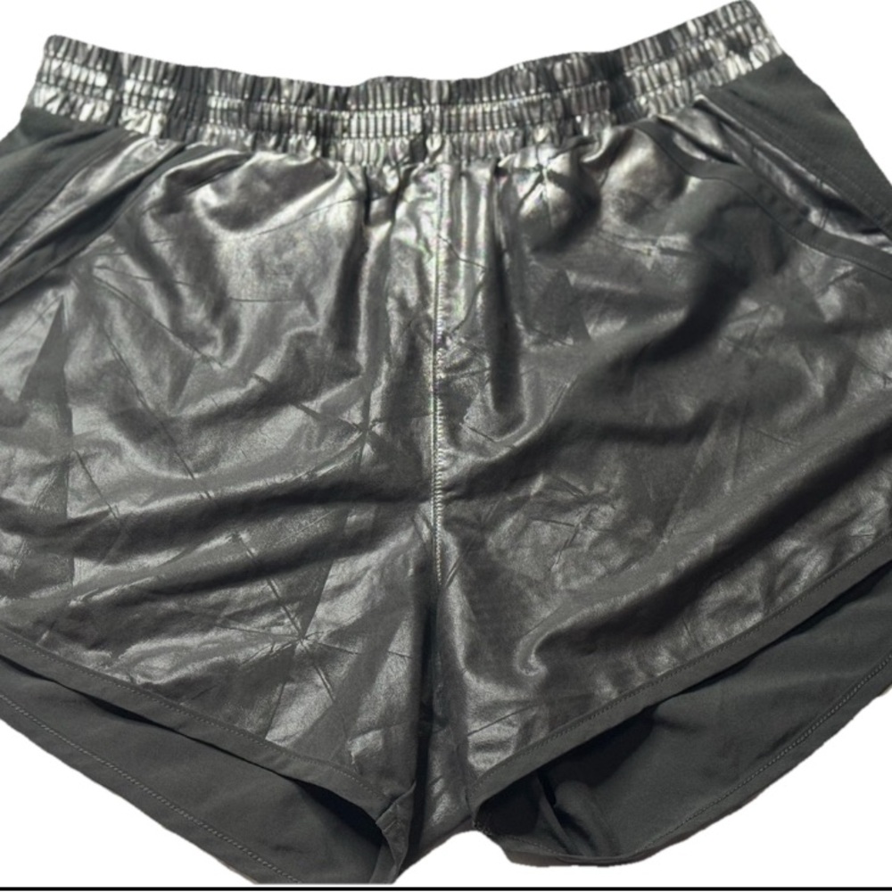 UNDER ARMOUR SILVER METALLIC SHORTS WOMENS SMALL ATHLETIC WORKOUT GRAY POCKETS